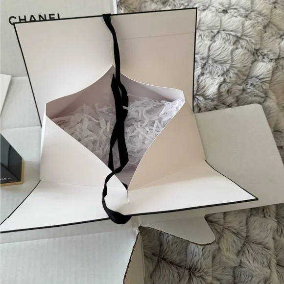 CHANEL ULTRA LE TEINT ALL-DAY COMFORT FLAWLESS FINISH FOUNDATION - Picture 2 of 12